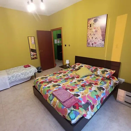 Dimora Accorsi شقة